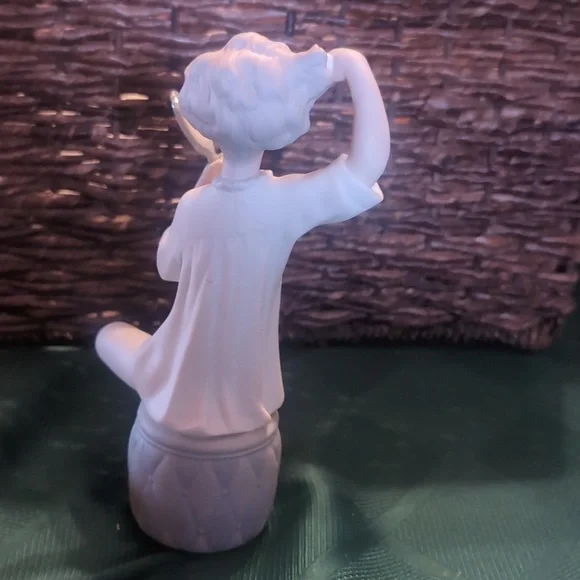 Vintage Lladro, 'Girl with Brush', #1081 RETIRED